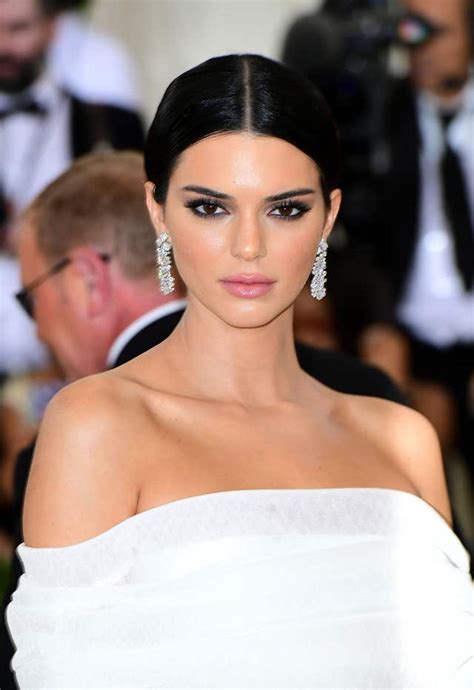 SUPERMODEL KENDALL JENNER STARS 